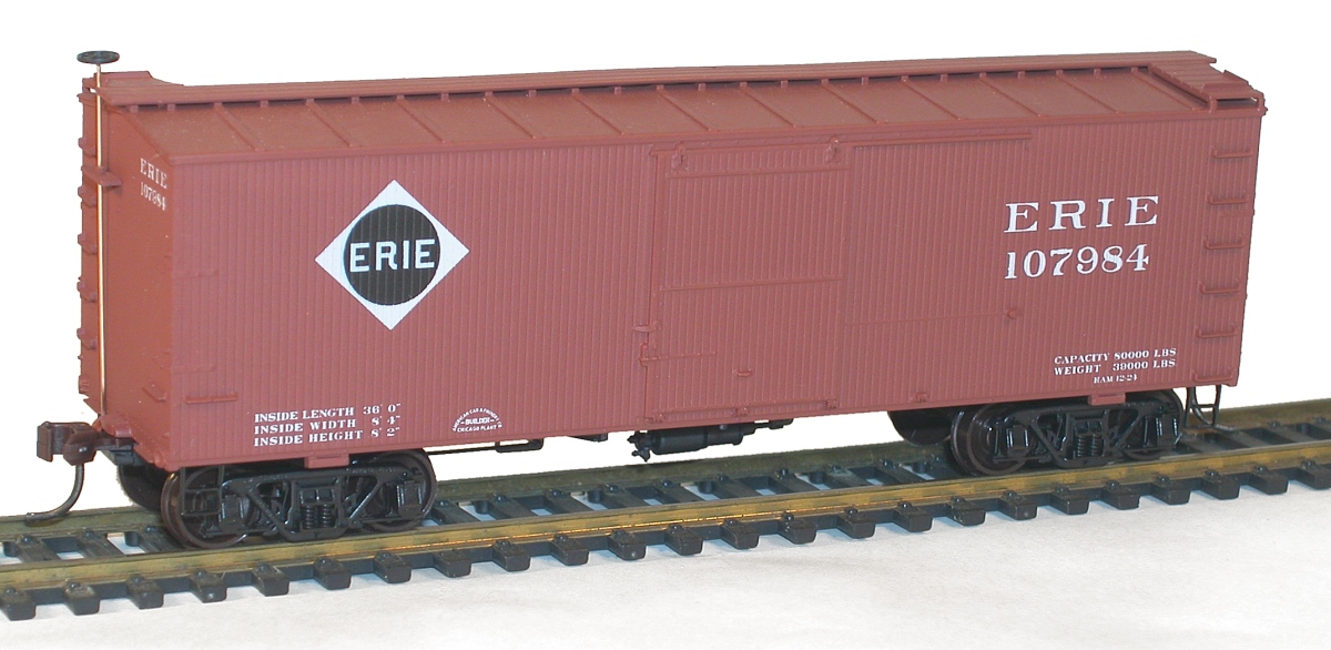 ACCURAIL HO 36' Double-Sheathed Wood Boxcar - Erie #107984 - Kit